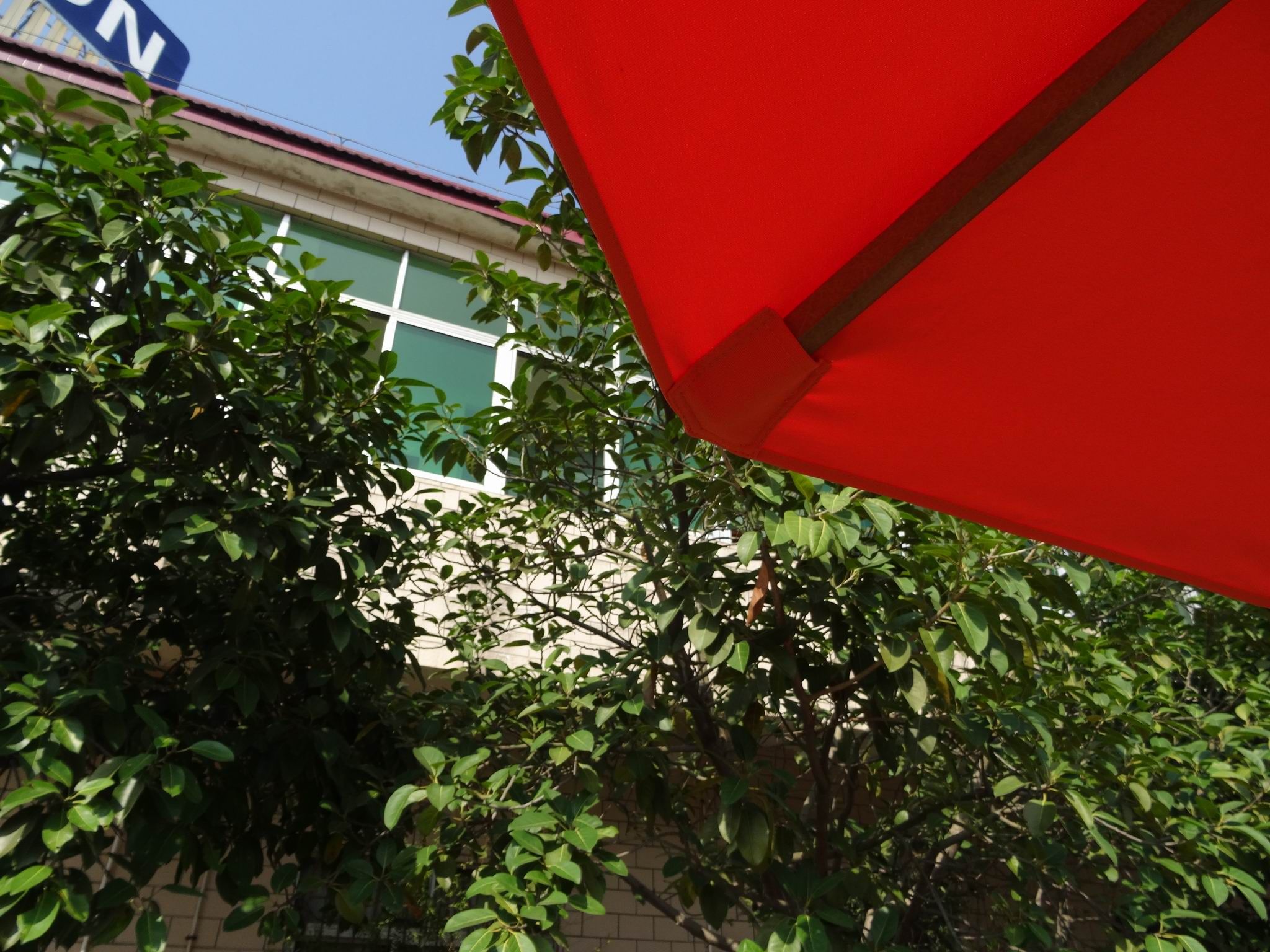 High Quality Center Fiberglass Pole Umbrella 2.7 Meters Round Umbrella with Wheels Stand Base for Hotels Garden